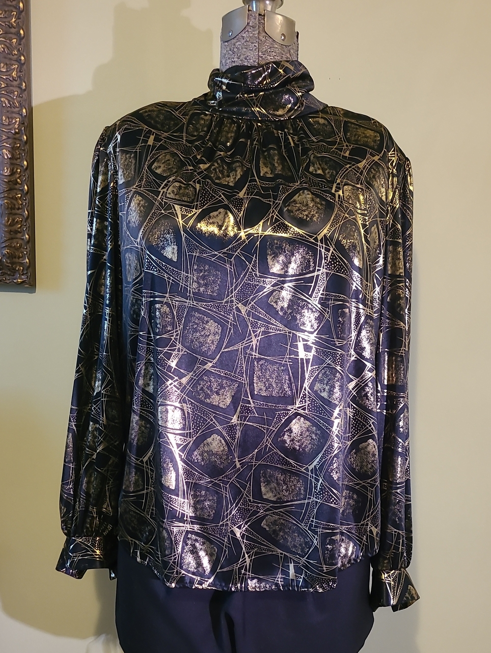 Vintage Lauren Lee Long-Sleeve Top in Metallic Gold/ Black Size Large-est.